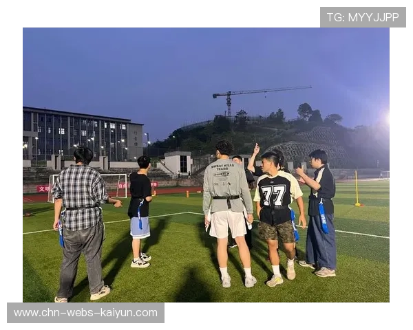 腰旗橄榄球战术创新趋势：年轻选手快速执行复杂路线